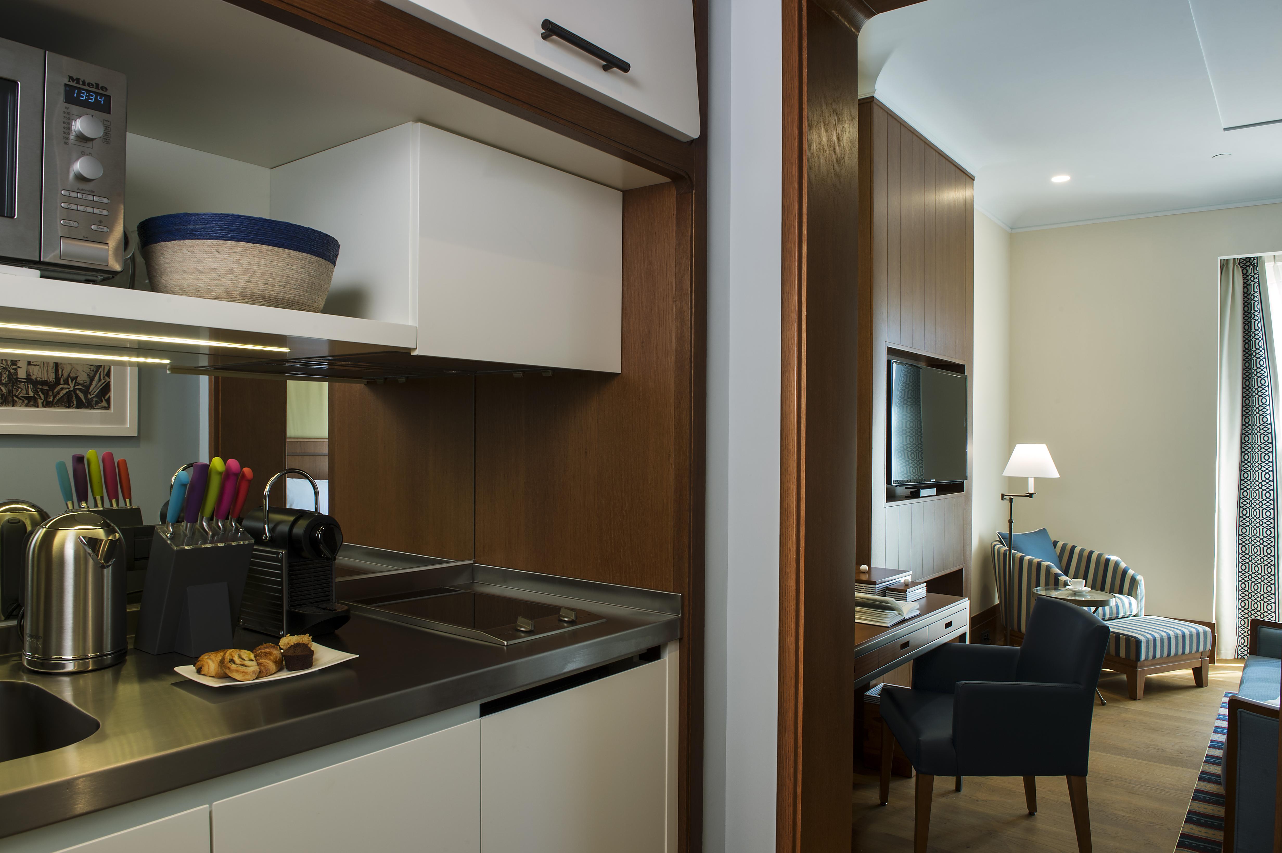 Regent Porto Montenegro Teodo Esterno foto A kitchen in a hotel suite