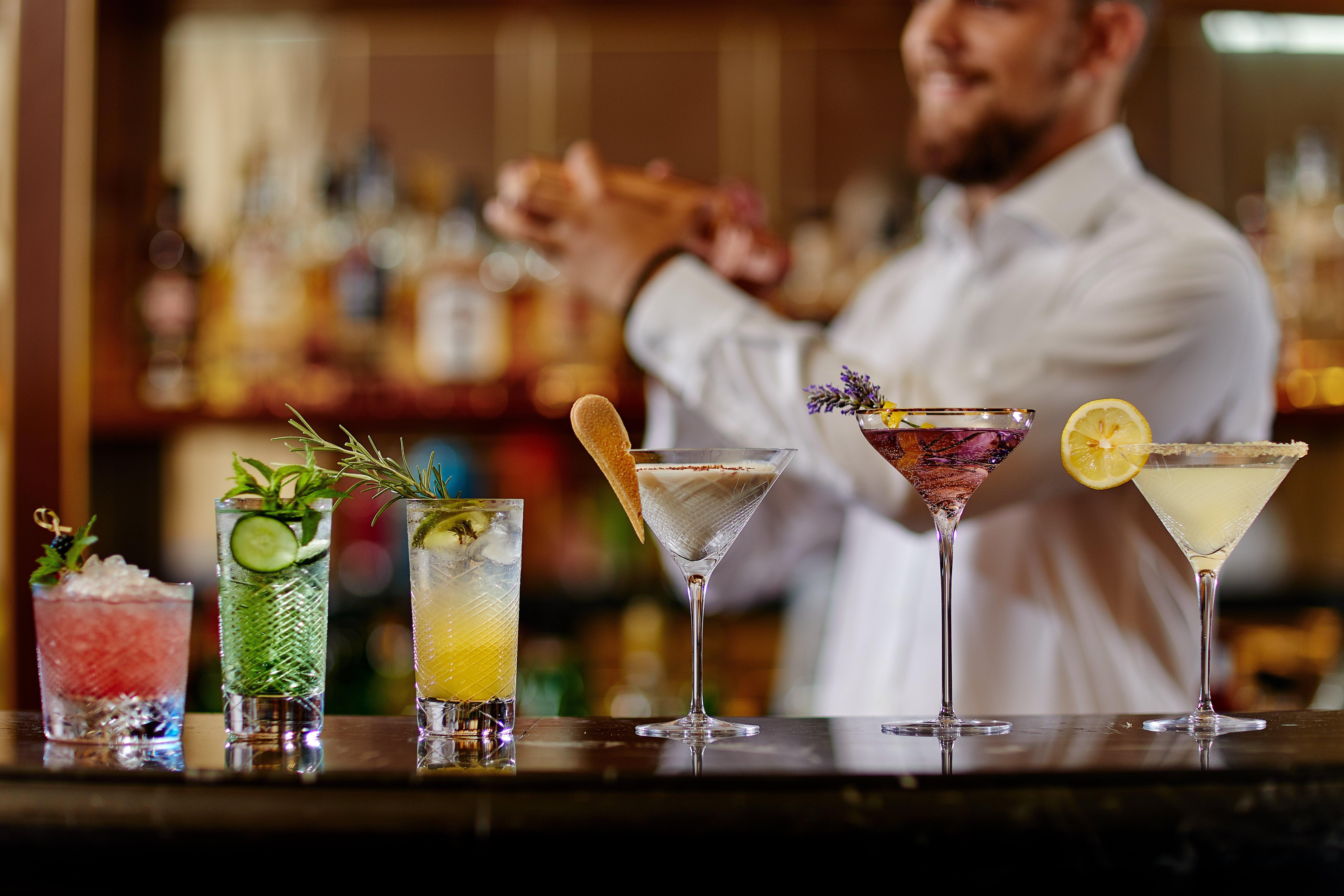 Regent Porto Montenegro Teodo Esterno foto A bartender at work