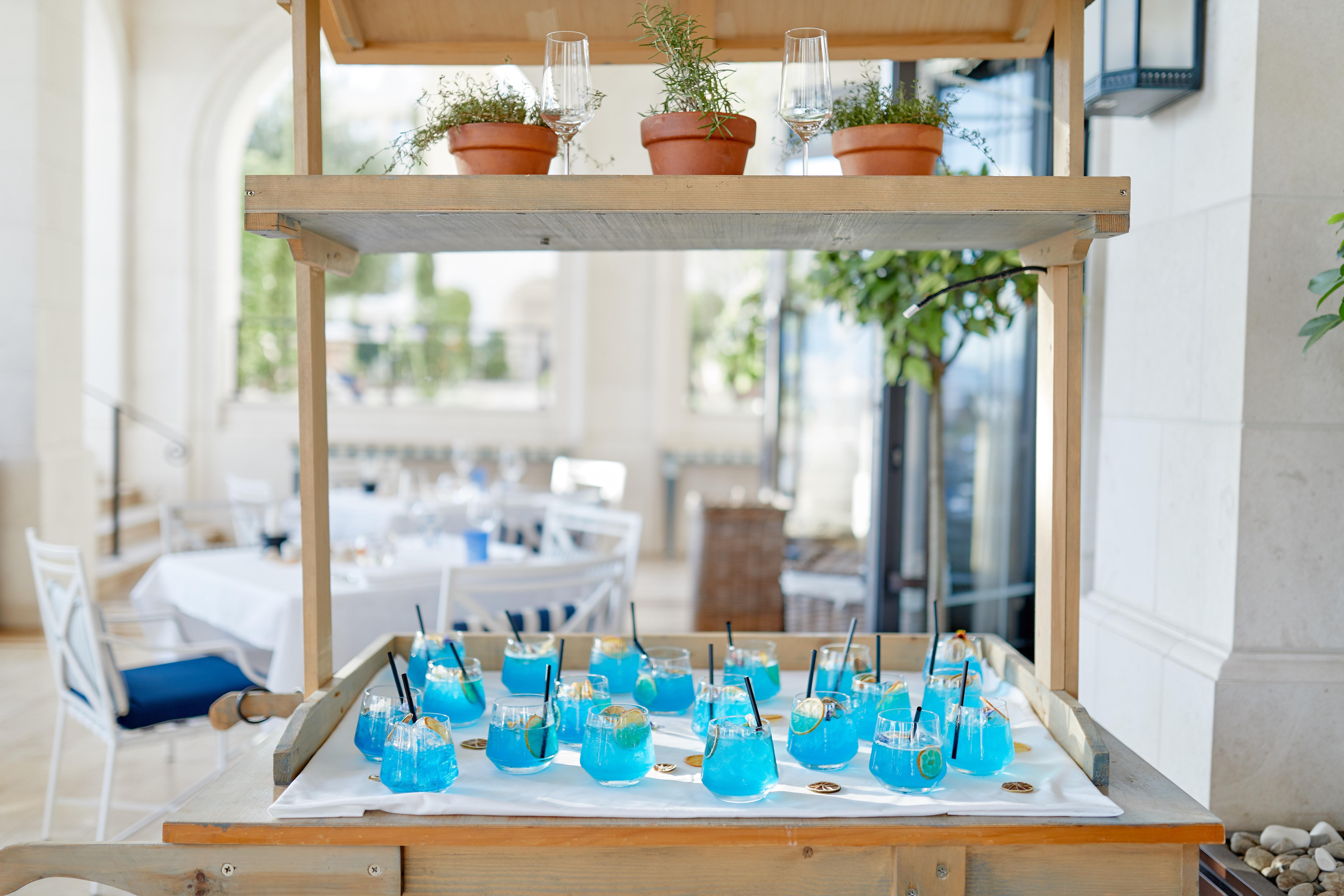 Regent Porto Montenegro Teodo Esterno foto A display of blue curaçao