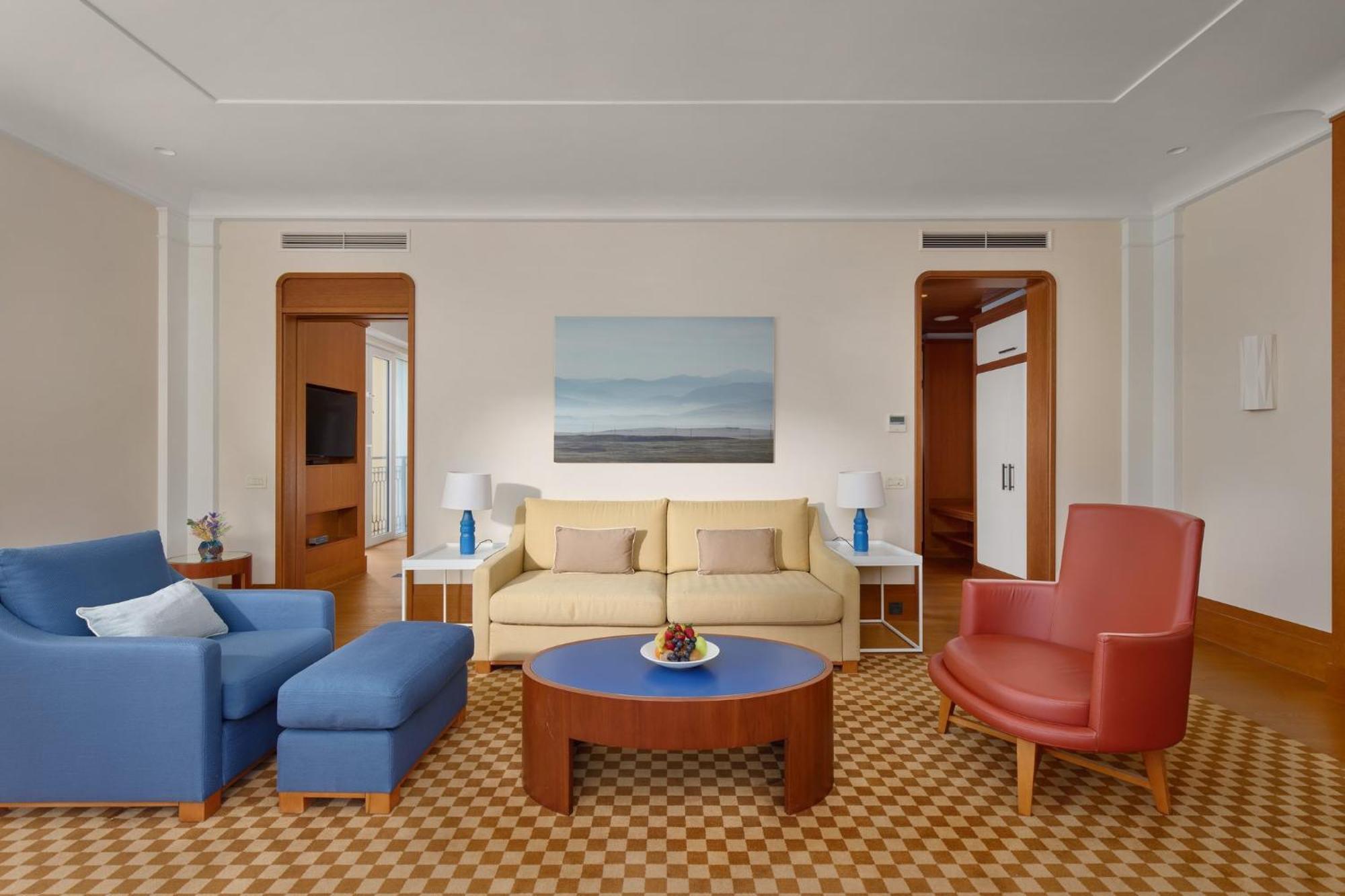 Regent Porto Montenegro Teodo Esterno foto A suite at the Hotel de Crillon