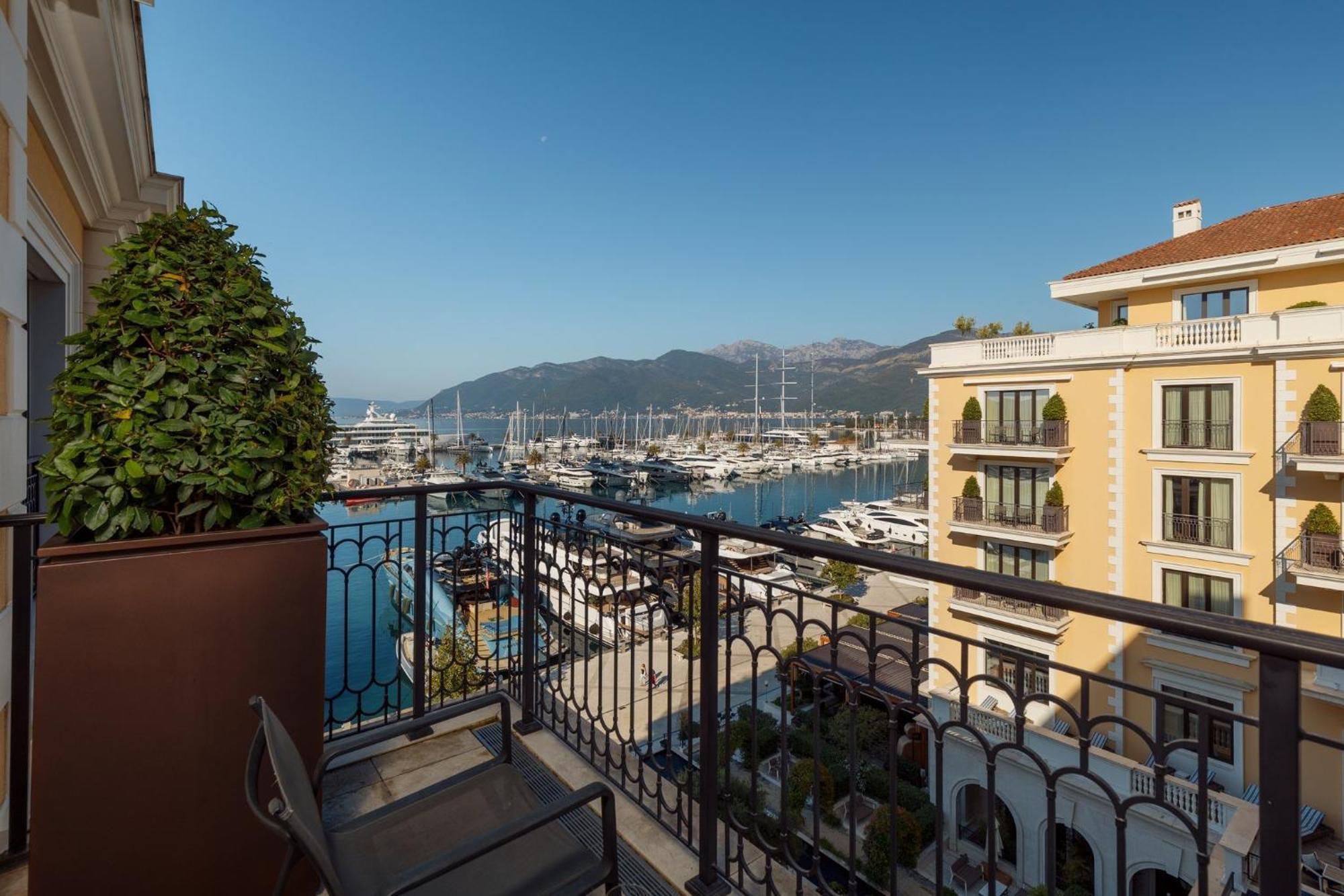 Regent Porto Montenegro Teodo Esterno foto View of the port of Glyfáda