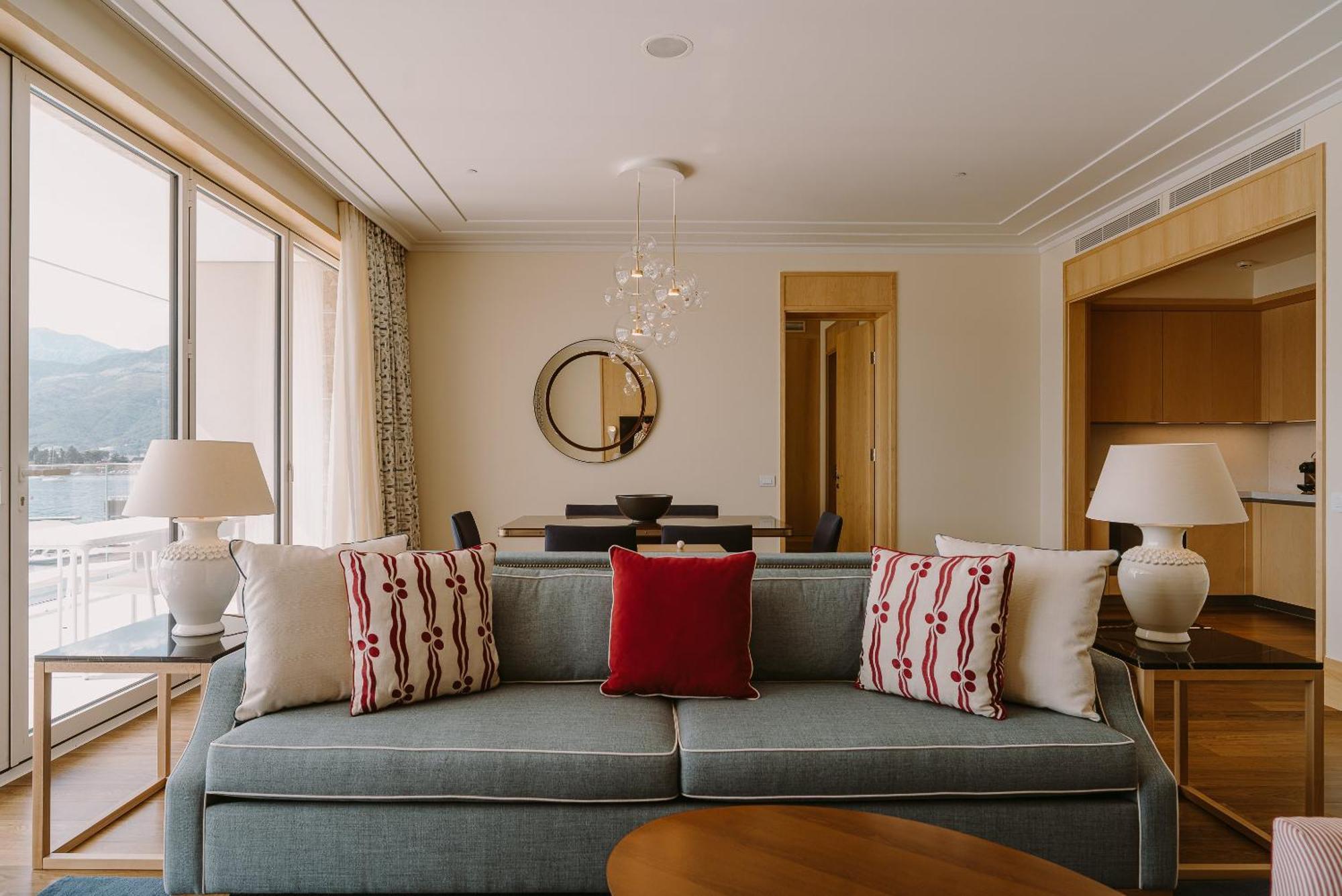 Regent Porto Montenegro Teodo Esterno foto A living room at The Mira Hong Kong