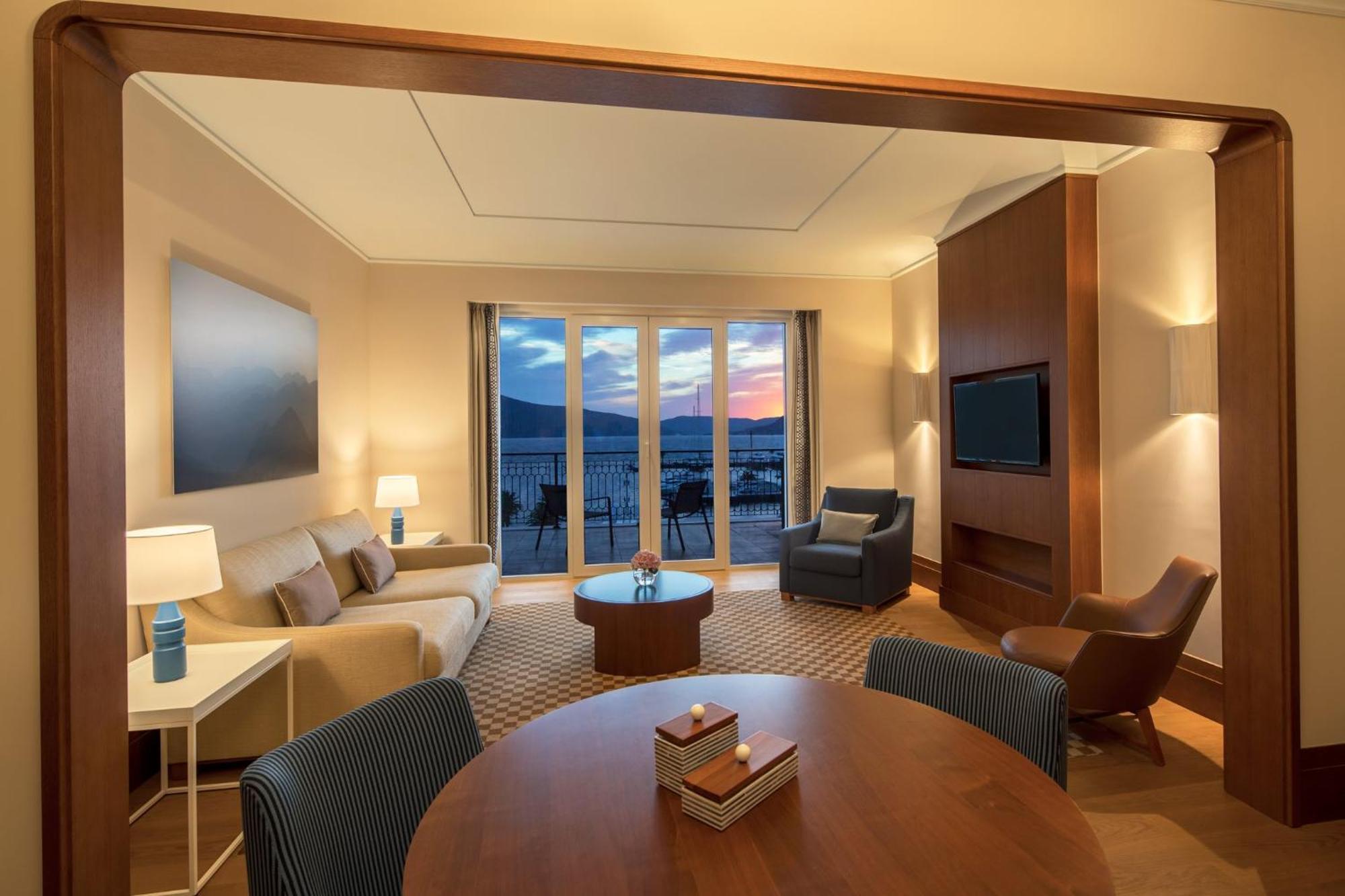 Regent Porto Montenegro Teodo Esterno foto A suite at the Westin Maldives