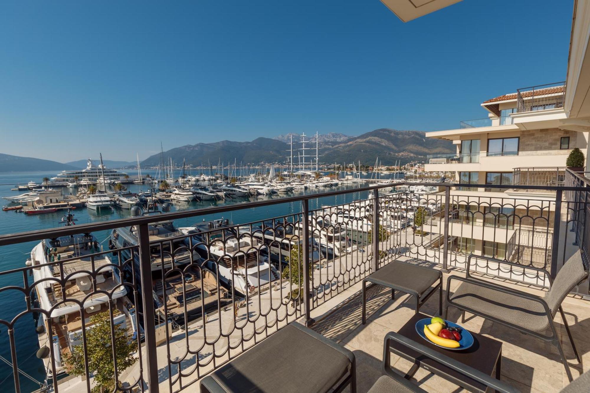 Regent Porto Montenegro Teodo Esterno foto View of the port of Glyfáda